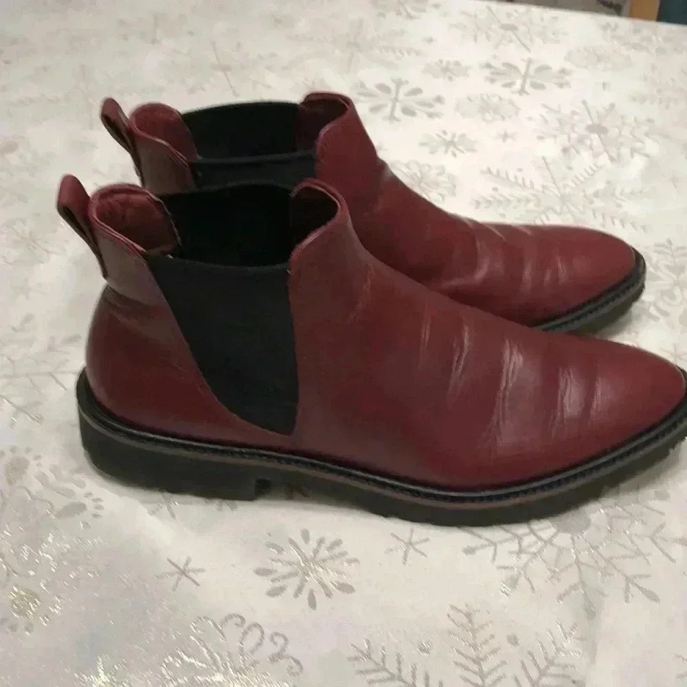 Ecco tailored Chelsea leather bootie slip on. Size 8